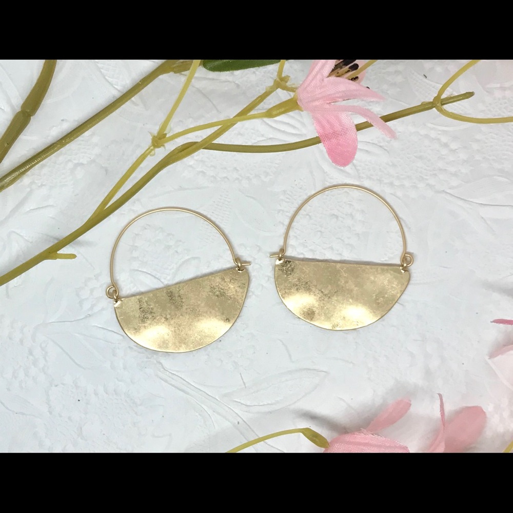 NEW 🌸💎 Gold Crescent hoop style Earrings 💎🌸 - Picture 2 of 4